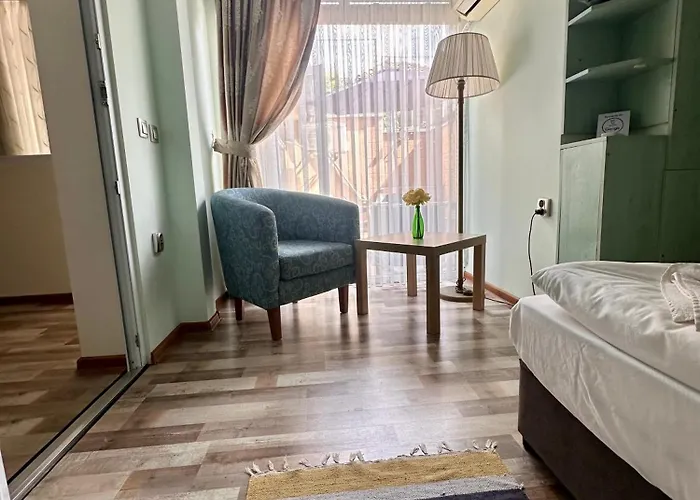 Green Central Apartment Warna